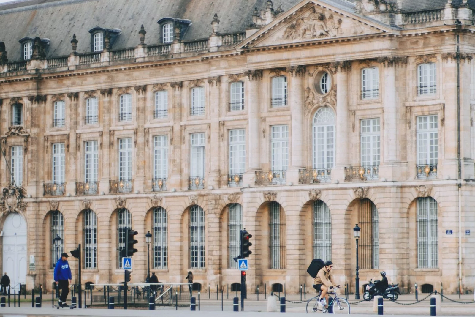 Façade en pierre de la place de la Bourse à Bordeaux, reflet dans le miroir d’eau