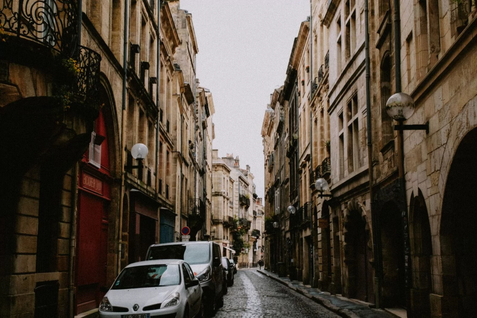 Rue pavée bordée d’immeubles en pierre à Bordeaux